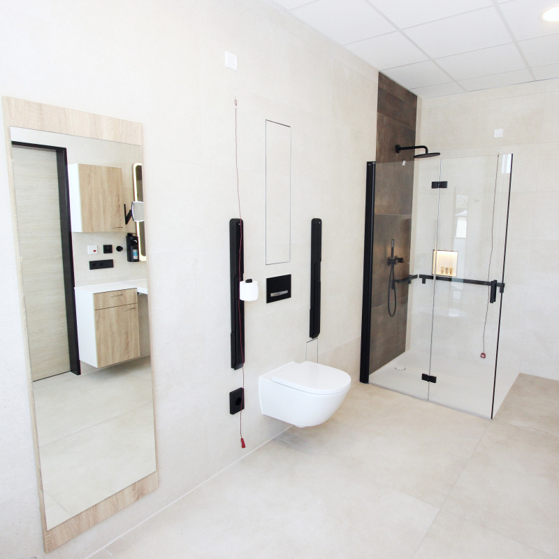 Modernes Badezimmer mit Dusche, Hänge-WC, Spiegeln und Holzschränken.