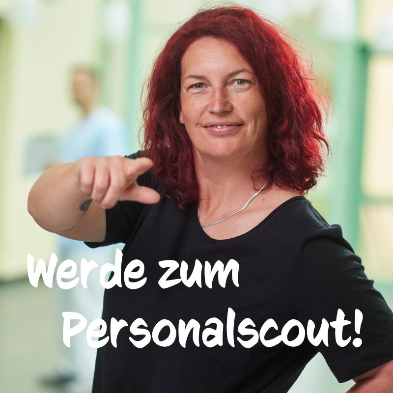 Eine Frau zeigt auf die Kamera. Text: "Werde zum Personalscout!" im Vordergrund.