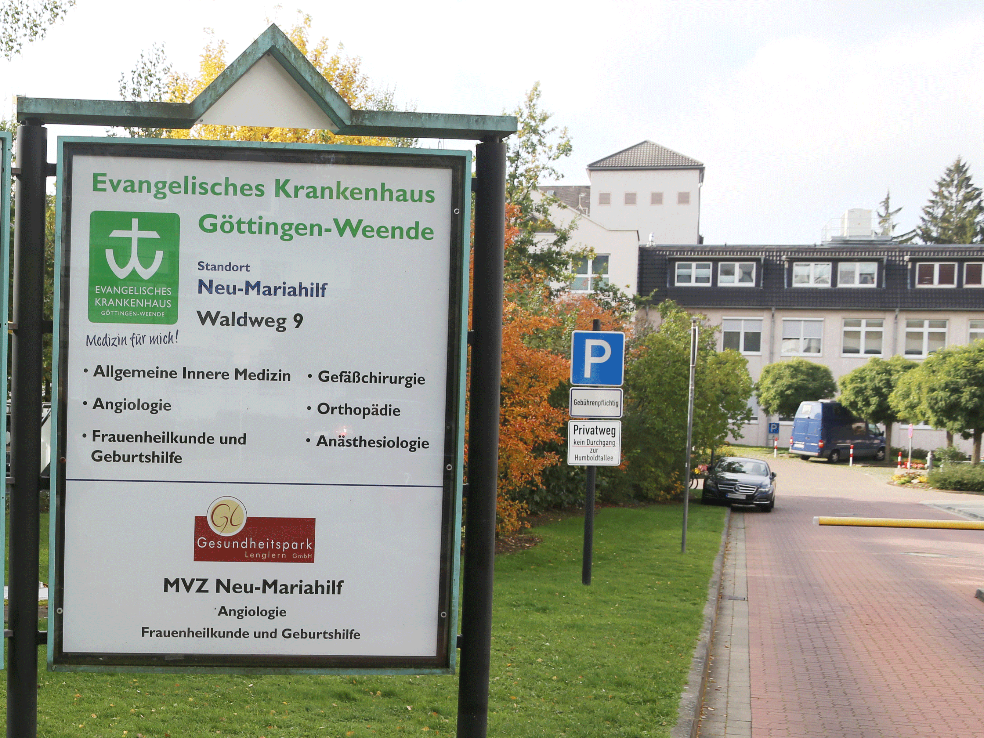 . Ein Schild des Evangelischen Krankenhauses Göttingen-Weende mit medizinischen Abteilungen, Standort Neu-Mariahilf.