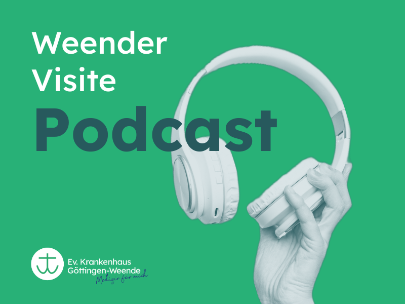 "Weender Visite Podcast" auf grünem Hintergrund mit Kopfhörern und Logo des Ev. Krankenhaus Göttingen-Weende.