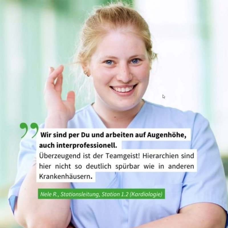 Lächelnde Frau im Krankenhausumfeld; spricht über Teamarbeit und flache Hierarchien in der Kardiologie.