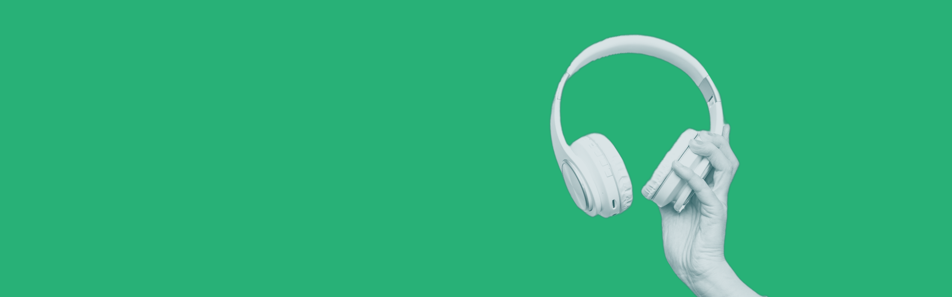 Eine Hand hält weiße Kopfhörer vor einem grünen Hintergrund.
