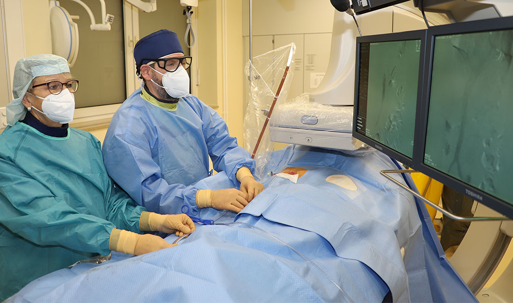 Medizinisches Personal führt einen Eingriff mit moderner Bildgebungsausrüstung durch.