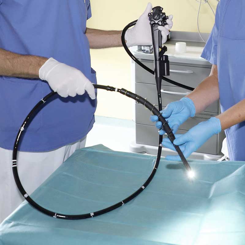 Medizinisches Team hält ein Endoskop.