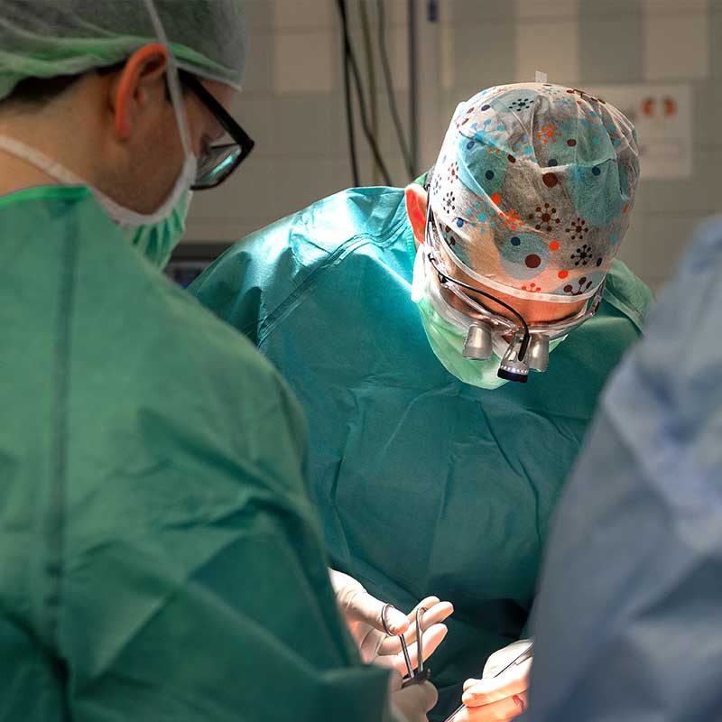 Chirurgen in OP-Kleidung bei einer Operation.