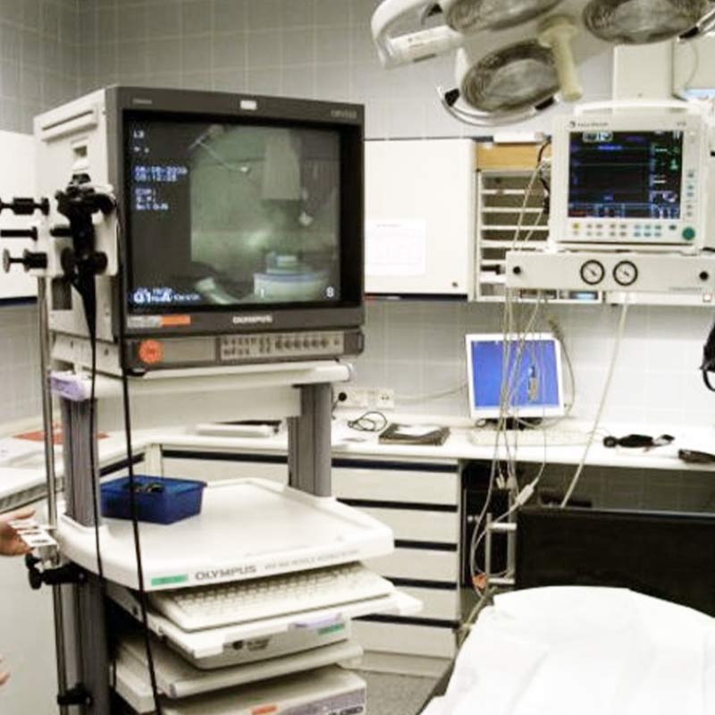 Dies ist ein Operationssaal mit einem Endoskopiesystem und Monitoren für medizinische Eingriffe.