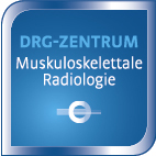 Blaues Schild mit der Aufschrift: "DRG-ZENTRUM Muskuloskelettale Radiologie" und Symbol darunter.