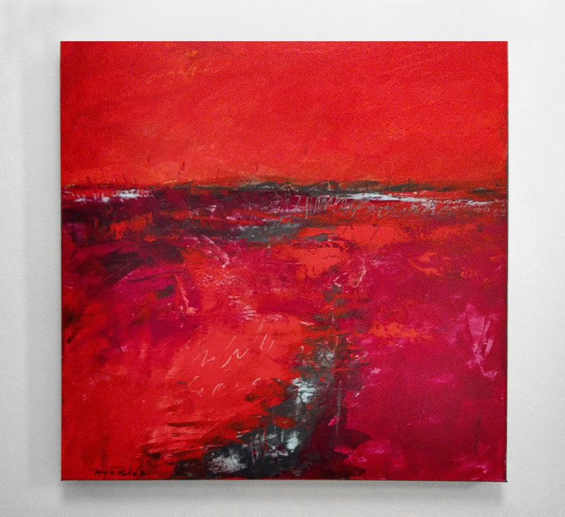 Ein abstraktes Gemälde in Rottönen mit Texturen.