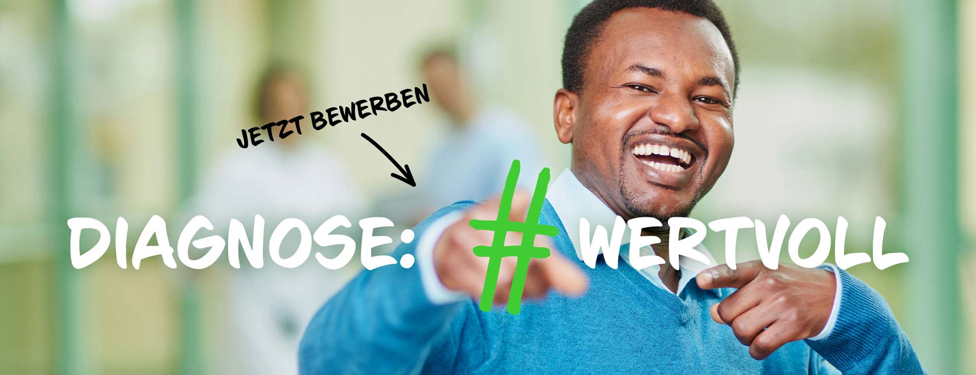 Ein lächelnder Mann zeigt mit dem Finger. Text: "Diagnose: #WERTVOLL", "JETZT BEWERBEN".