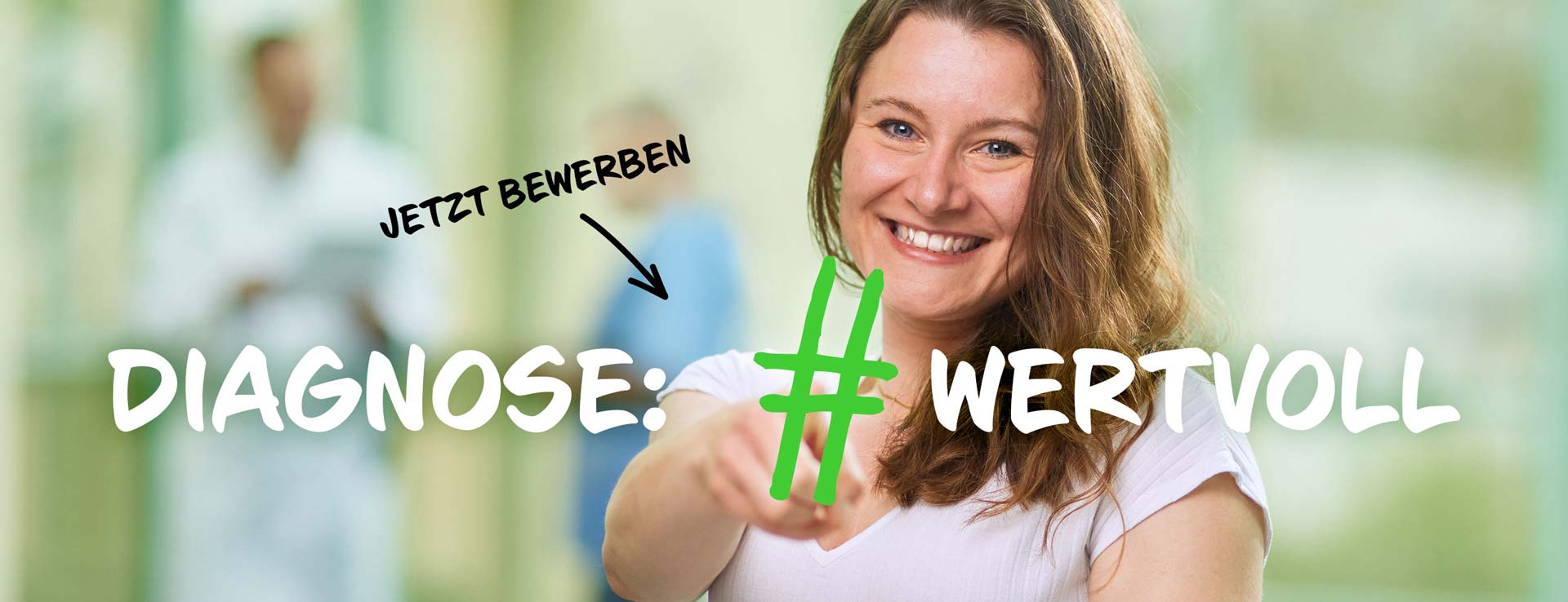 Frau zeigt auf grüne Raute. Text: „Diagnose: #wertvoll“. Im Hintergrund: „Jetzt bewerben“.