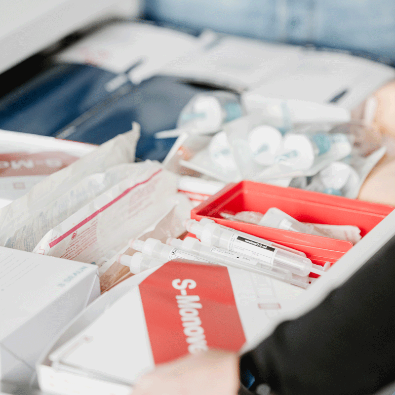 Medizinische Materialien und Spritzen in einer offenen Schublade.