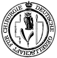 Logo der Deutschen Gesellschaft für Chirurgie mit einer Eule und chirurgischen Symbolen in einem Kreis.