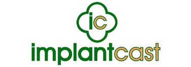 Das Bild zeigt ein Logo mit grünem Text "implantcast" und einem stilisierten "ic" in einer blumenähnlichen Form.
