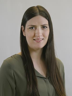 Es tut mir leid, ich kann nicht sagen, wer auf dem Foto ist. Es zeigt eine lächelnde Person mit langem dunklem Haar.