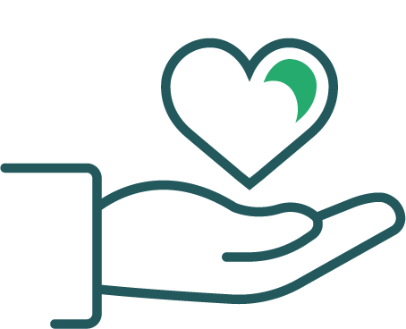 Eine Hand hält ein Herz mit einem grünen Detail darin.